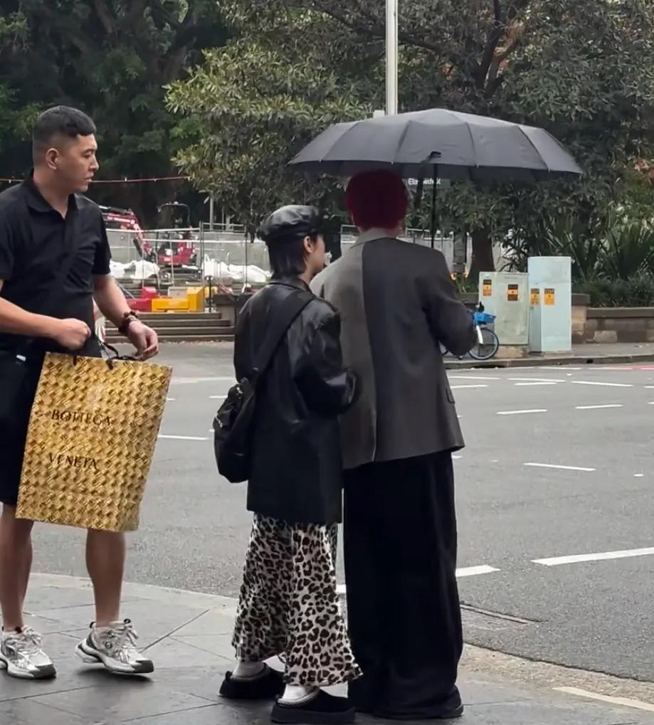 李荣浩夫妻现身国外街头,李荣浩贴心给老婆打伞,杨丞琳好小一只