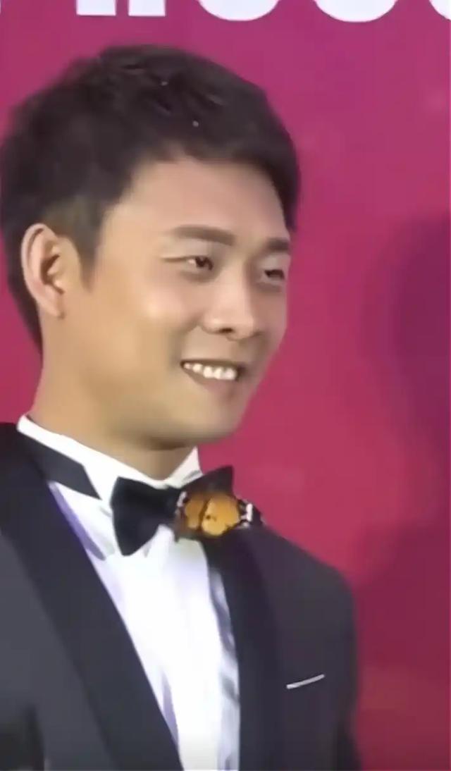 带着儿子倒贴嫁给张译,如今19年过去,才知道她嫁得到底有多值