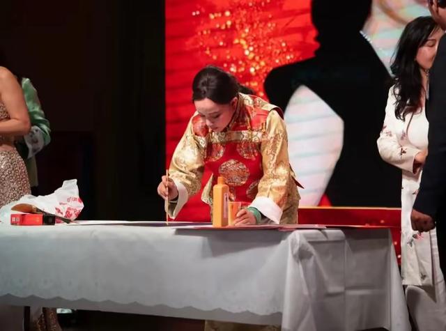 74岁刘晓庆美国演出，她穿唐装踩运动鞋好霸气，一幅字卖6000美金