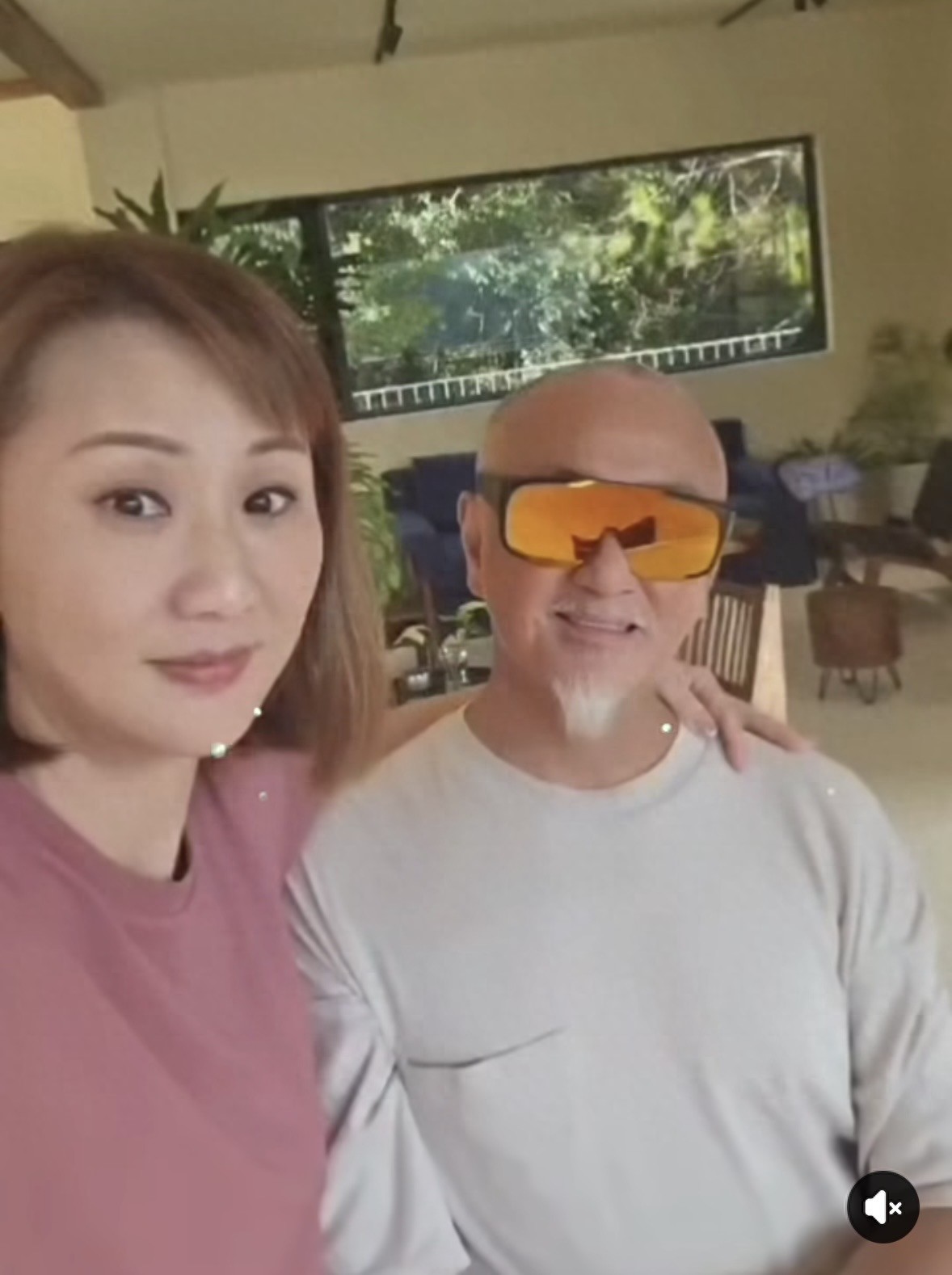 吴岱融低调过66岁生日，剃光头胡子全白状态真实，与妻子进山生活