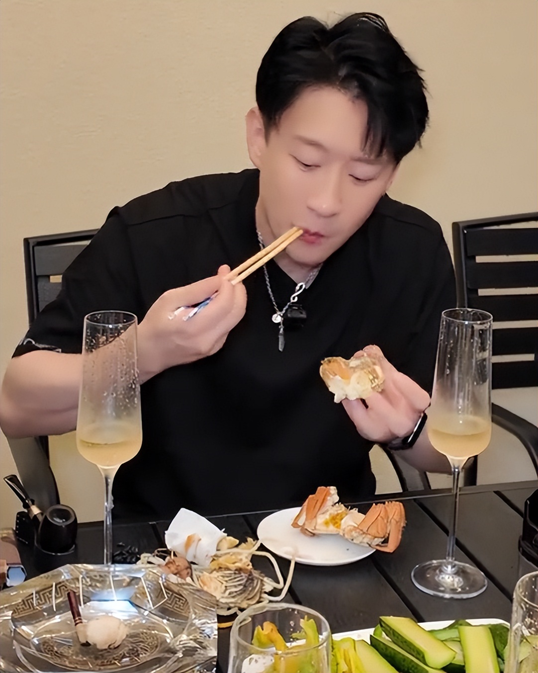 豪气!曹云金别墅宴请好友,连喝4瓶香槟王,牛排、螃蟹吃到爽