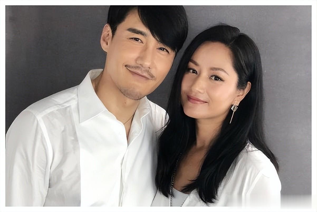 胡兵薛佳凝粉红女郎20年后同框，一个脸僵全是褶，一个白胡子发嗲