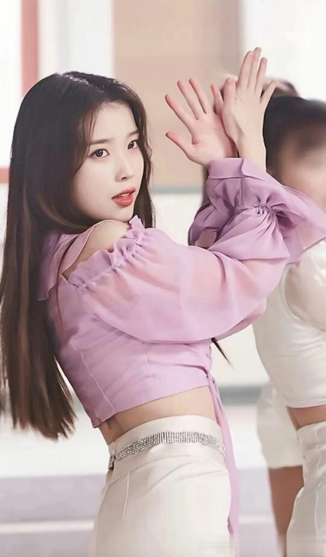 女神IU李知恩:娇小身材，绝美面容，深受韩国粉丝们的喜爱