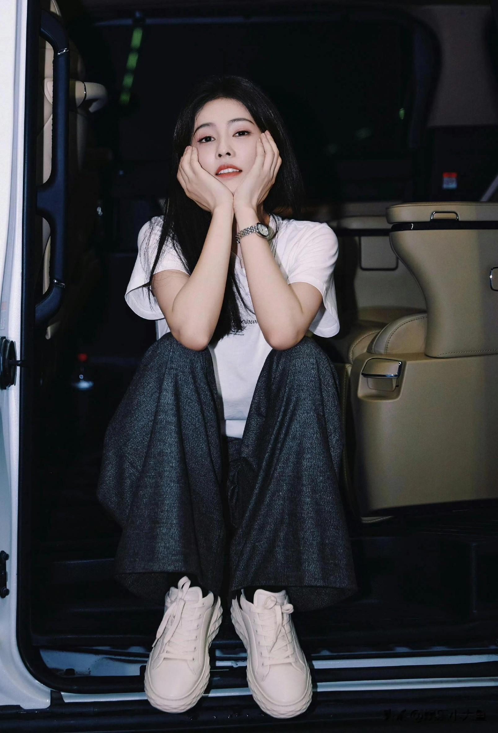 白鹿启程米兰时装周机场路透照,身材比例超绝,美得高级又有质感