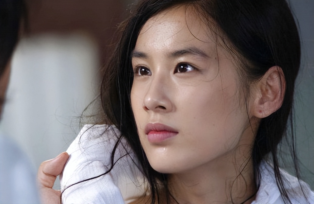 黄圣依在大理酒馆唱歌，头秃脸苍白没了富贵相，跑调严重不如拍戏