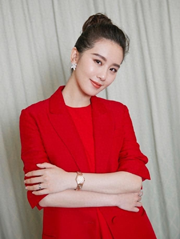 刘诗诗气质真的好独特！穿红色衬衫裙，好有成熟女人得魅力！ ???