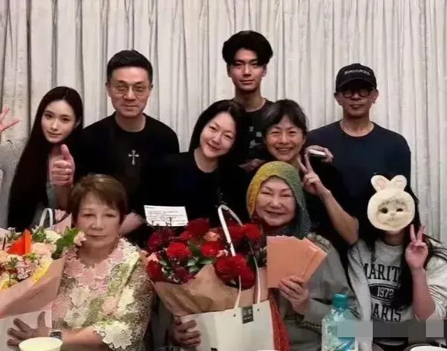 小S和光头被曝现身日本,两人状态极好。许雅筠依旧沉默态度成谜