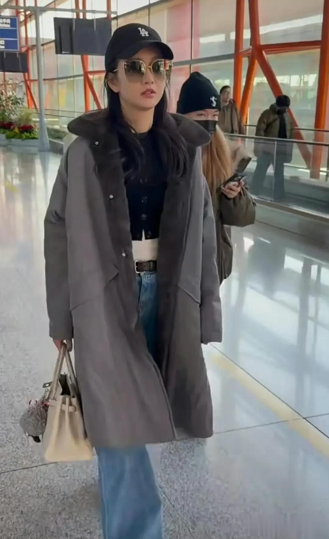 王鸥现身机场,脸上挂着灿烂笑容,明媚动人,举手投足间尽显魅力