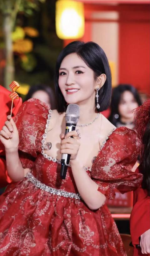 这一次，被央视力邀主持中秋晚会的谢娜，“面相”真的变了！