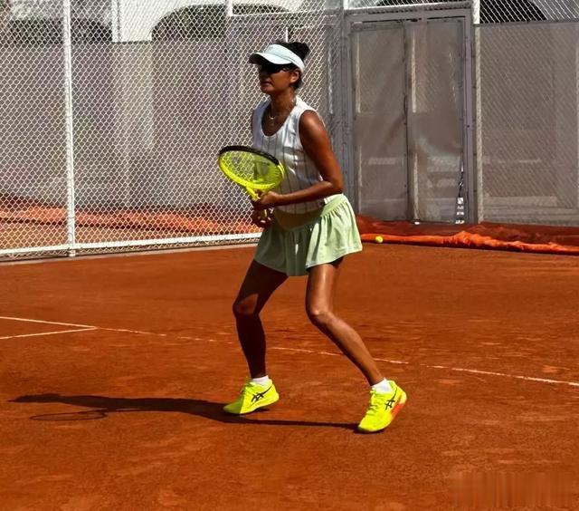 54岁瞿颖定居泰国，每日打球皮肤晒成古铜色，无儿无女身材如少女