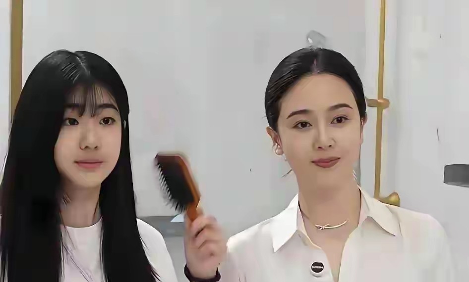 左小青给女儿梳头被我循环看了5遍：原来温柔是能长在动作里的