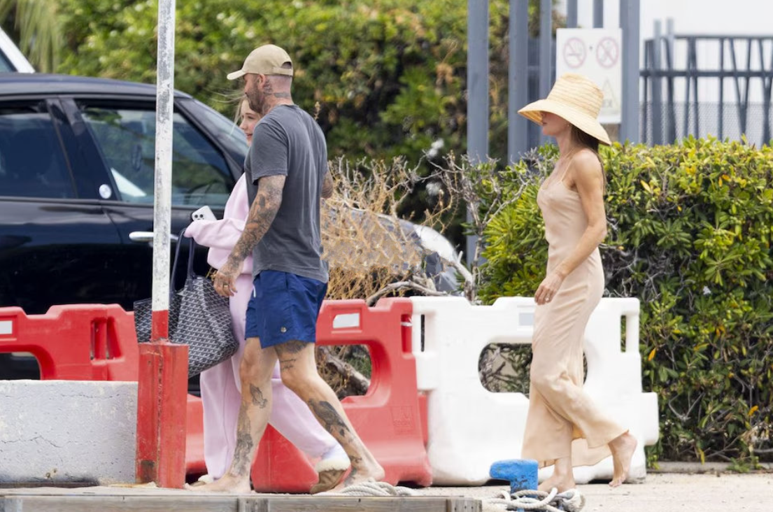 贝克汉姆一家到圣特罗佩度假！贝嫂与小七穿粉嫩母女装，气质高冷