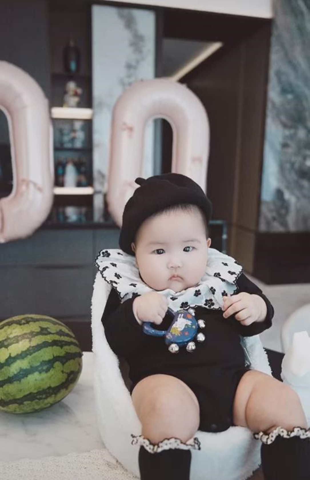 侯梦莎毛毅庆女儿百天，甜酒坐上千元婴儿车，被5人照顾养得真壮