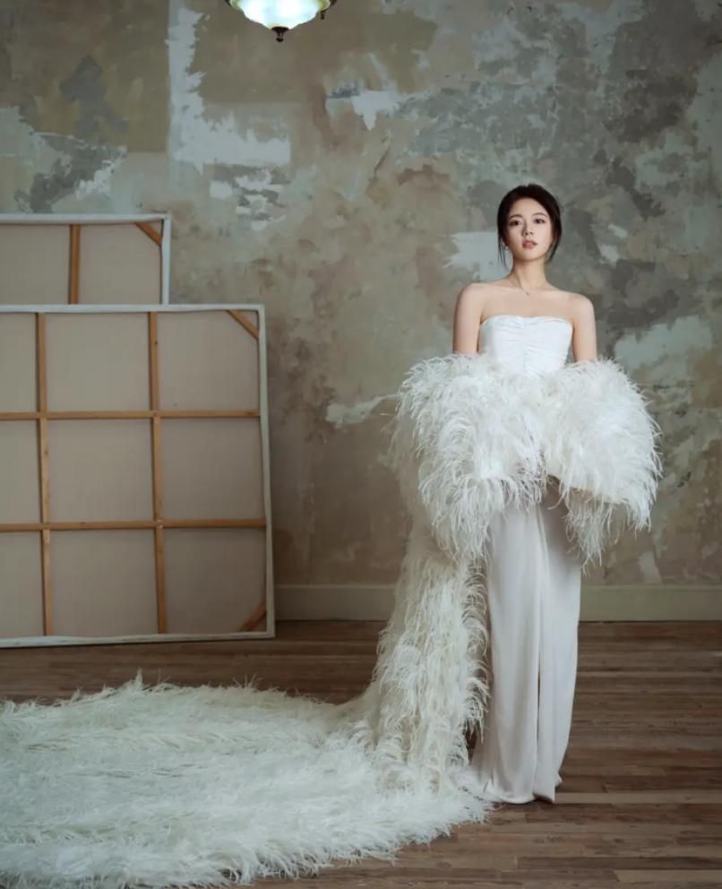 赵今麦穿白色抹胸裙高贵优雅,披夸张披肩气场强大,气质太好了