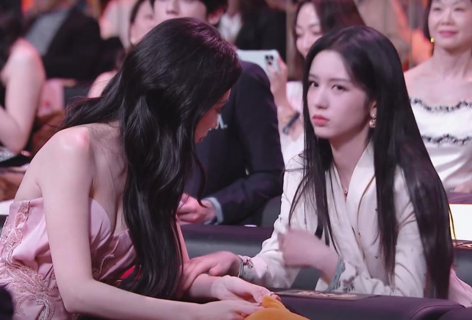 微博之夜明星组团罢工，杨幂成为众矢之的，工作室9个字讨说法