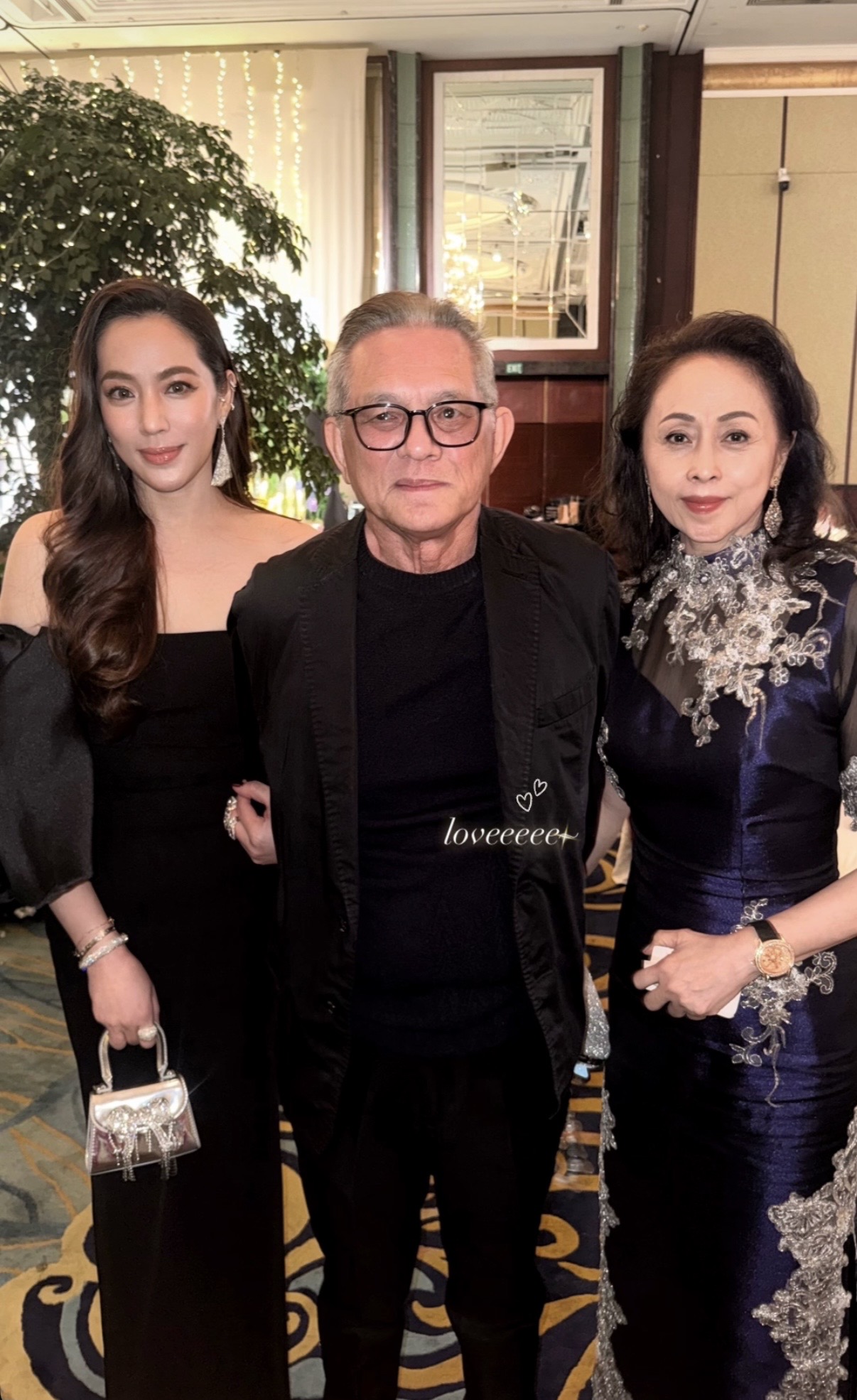 石贞善为父母庆生晒全家福,一家五口高颜值,俩弟弟罕露脸仍未婚