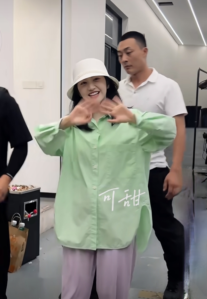 景甜黑色中长发搭薄荷绿衬衫配珍珠渔夫帽甜美气质与美貌双双在线