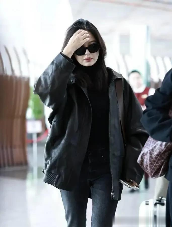 辛芷蕾机场私服真会穿！黑色皮衣+高领打底衫+修身裤，时髦又高级
