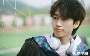 我因不同意辍学被赶出家门，五年后，当年给我面包的女孩成了我未婚妻！