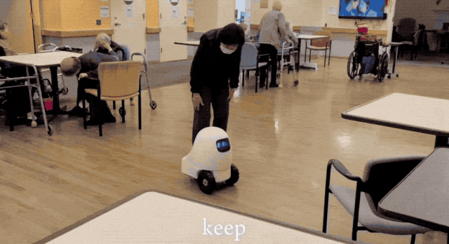 18岁女孩做养老机器人，上线2天卖爆了