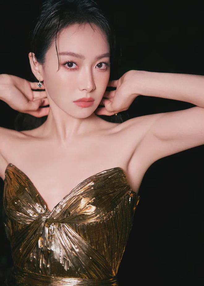 38岁宋茜鎏金开衩裙刷屏!生图惊现小肚腩网友却狂赞:真实得可怕