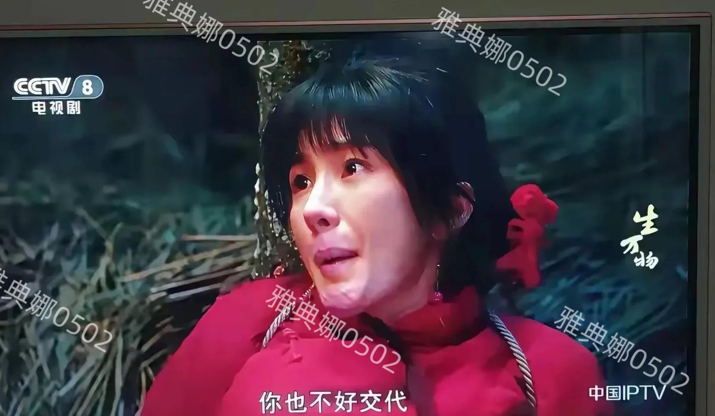 杨幂为了宣传新剧《生万物》真的很拼很用心，连红毯现场都在追剧