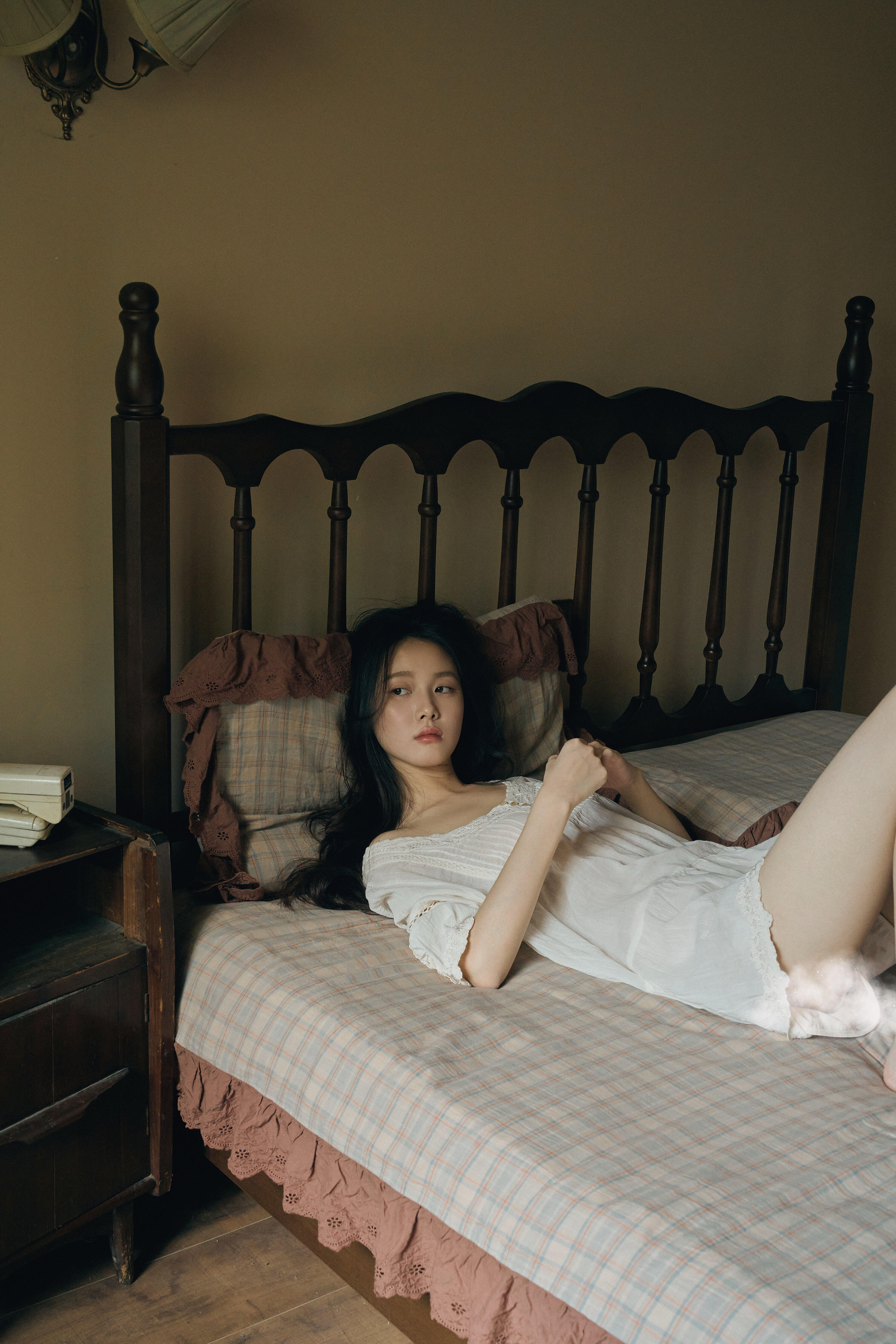 主持人李瑜居家私房写真，白色睡裙纯欲撩人