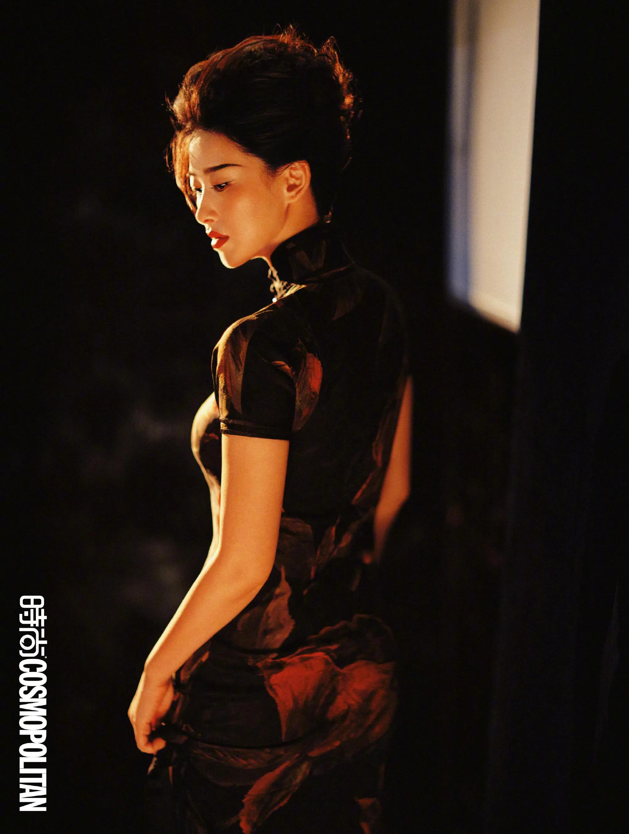 朱珠全英文采访打脸翁青雅，她把女儿抱在怀里，41岁朱珠穿旗袍美