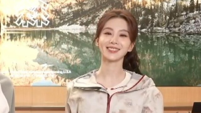 刘诗诗高马尾造型亮相深圳线下活动，穿个运动风又可爱又美丽