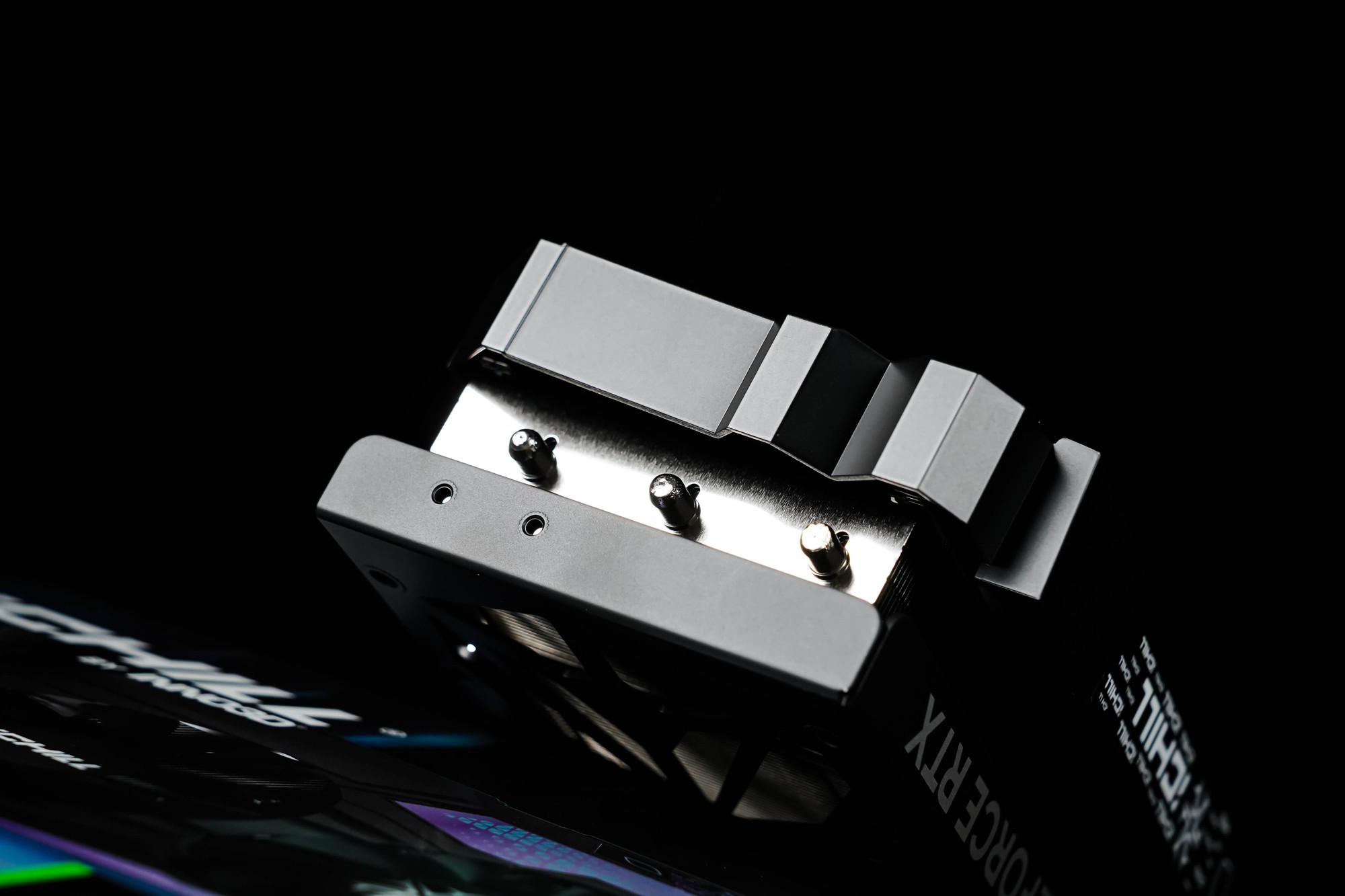 映眾 GeForce RTX 5060 超級冰龍評測 以簡馭繁 新冰龍美學