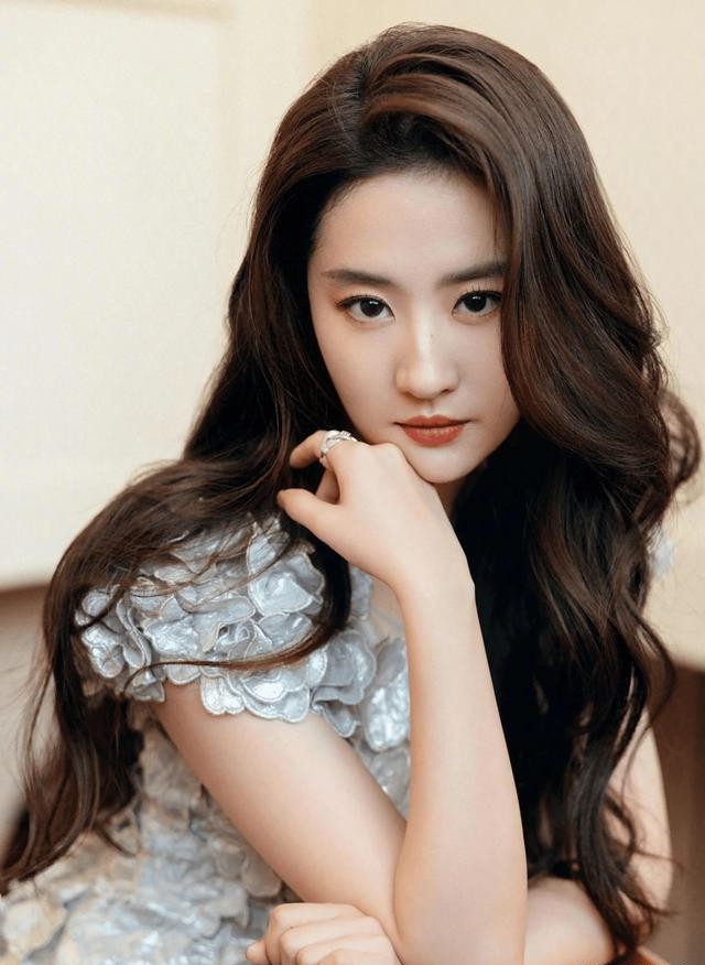 “拼命三娘”敌不过“慵懒”？为何大众更喜欢刘亦菲，而非赵丽颖