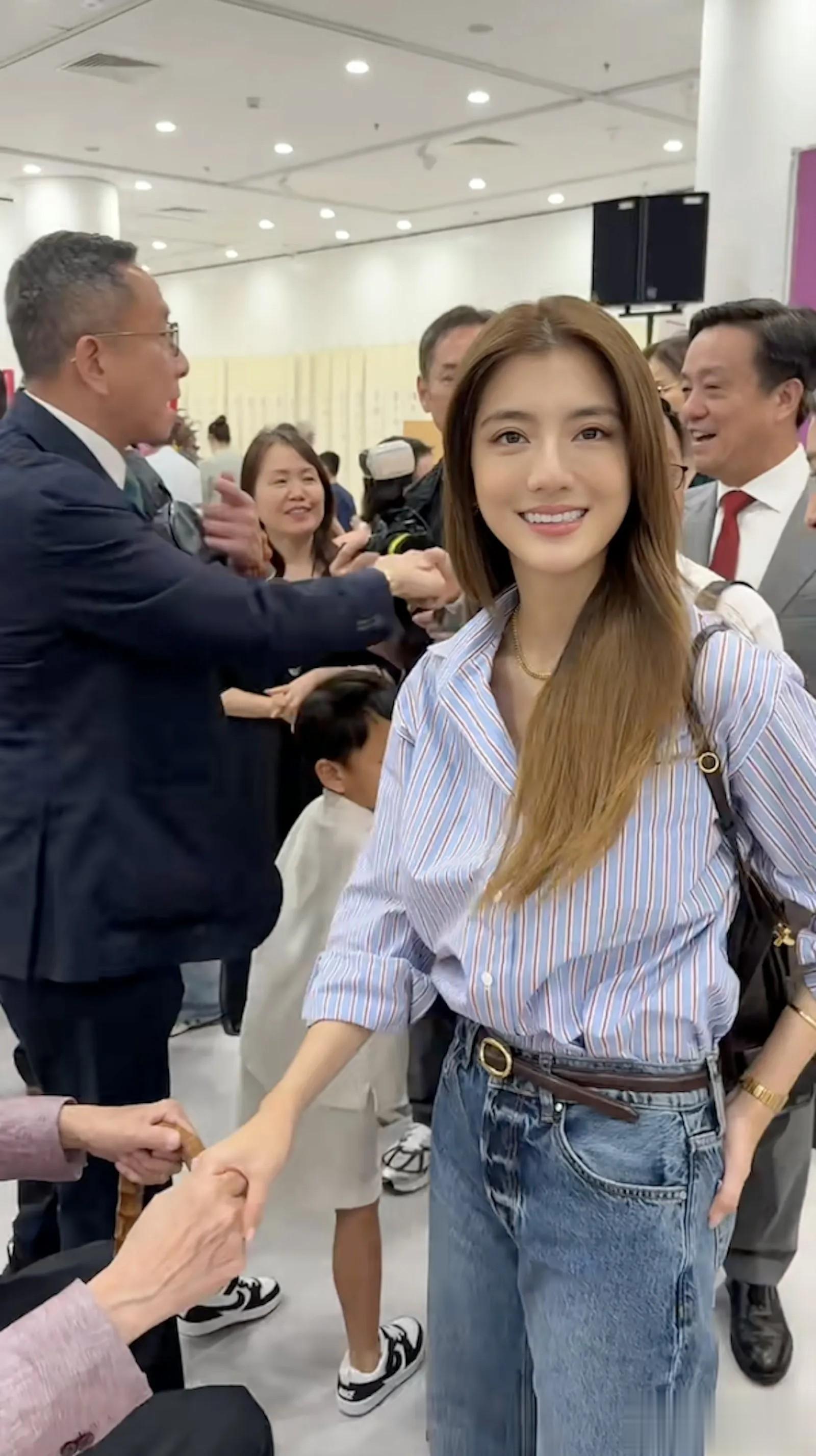 吴千语获豪门认可 婚后温柔贤淑现身施家聚会 90岁爷爷笑得合不拢嘴