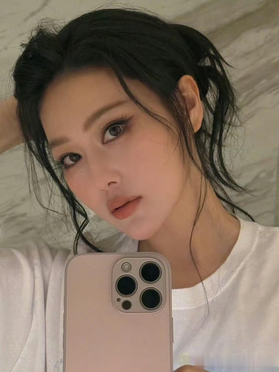 张馨予白纱造型光影交织，冷艳氛围感尽显御姐魅力