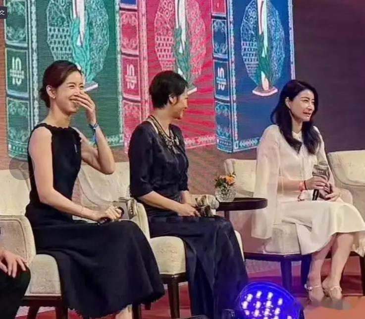 郭晶晶章泽天出席香港科学晚宴，同是豪门阔太，却都不忘自我发展