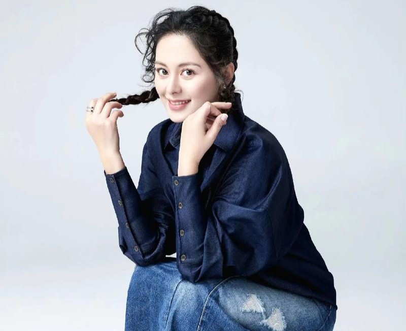 她是胡歌深爱、刘烨难忘的女人，受央视力捧多年，至今没能走红