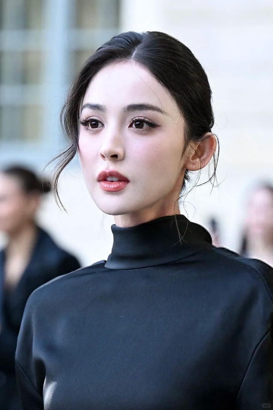 巴黎大秀:戚薇脸垮怪异,娜扎皮包骨,吴千语好美,蔡徐坤帅麻了