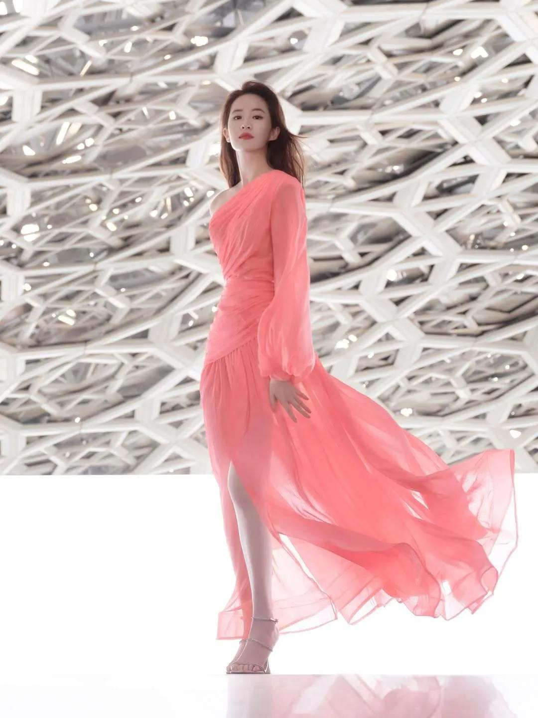 刘亦菲，造型惊艳，气质迷人