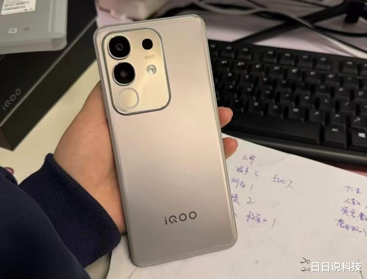iQOO直接不給山寨機活路，天璣7300+6500mAh，賣到855元