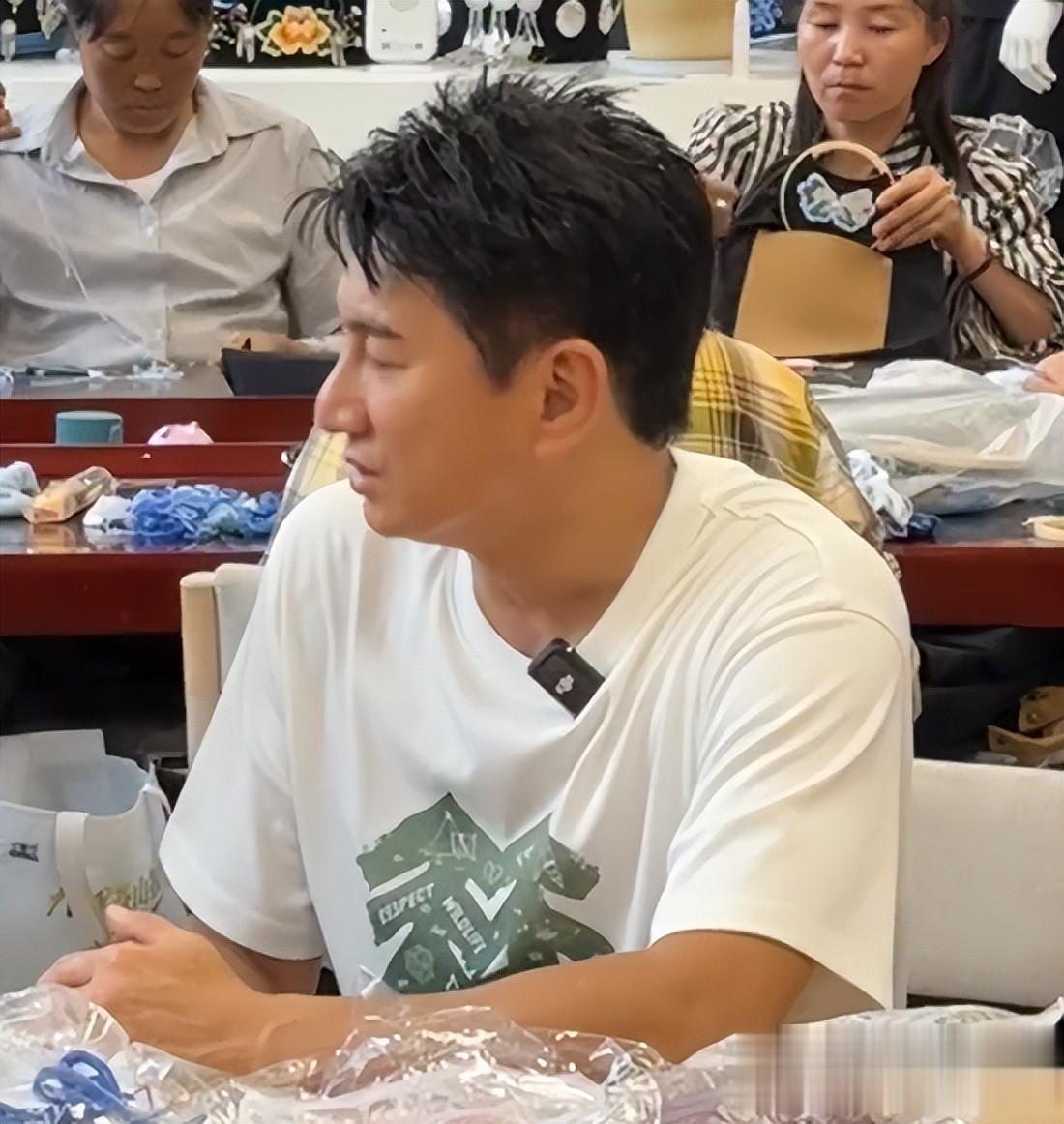 54岁吴奇隆被偶遇，脸肿大肚腩身材走样，录制节目满脸疲态太心酸