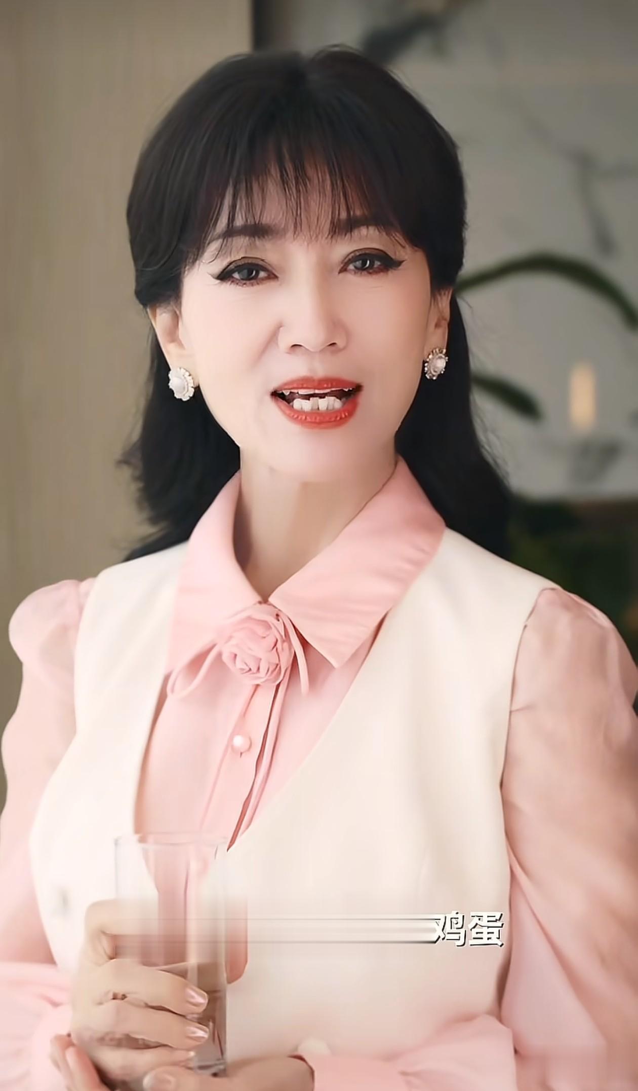 72岁赵雅芝最新穿搭：粉衬衫+马甲+白裤子，减龄洋气，美得像47岁