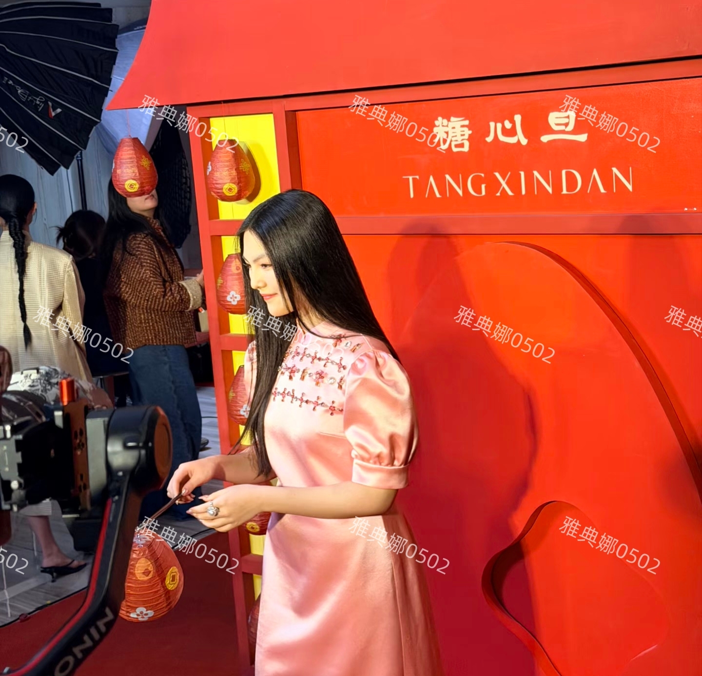 王诗龄秀发如瀑青春无敌但衣品拉胯，何超莲五官精致身高是短板!