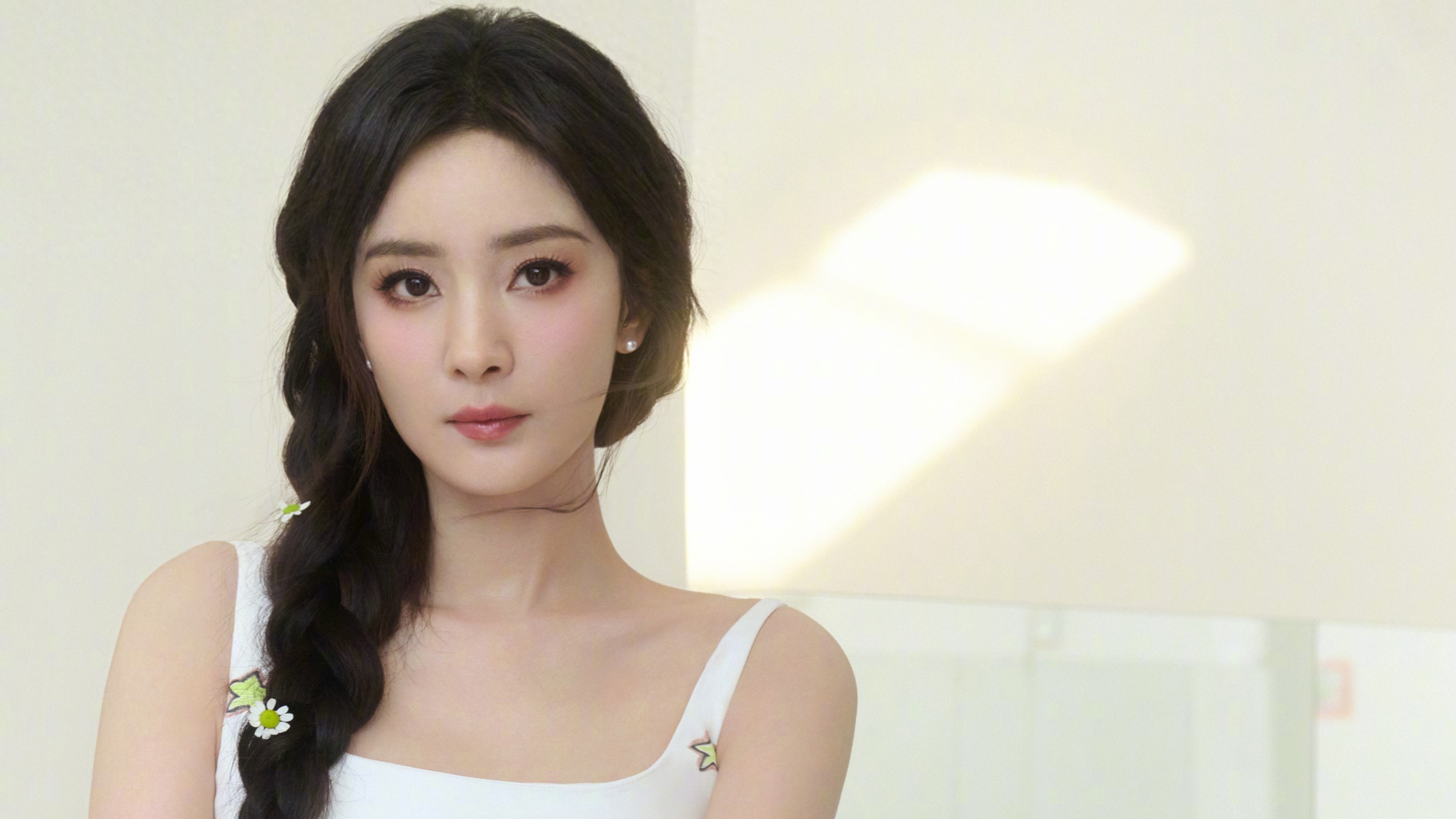 杨幂“爽文”风波：高光、荆棘交织下的大女主启示录