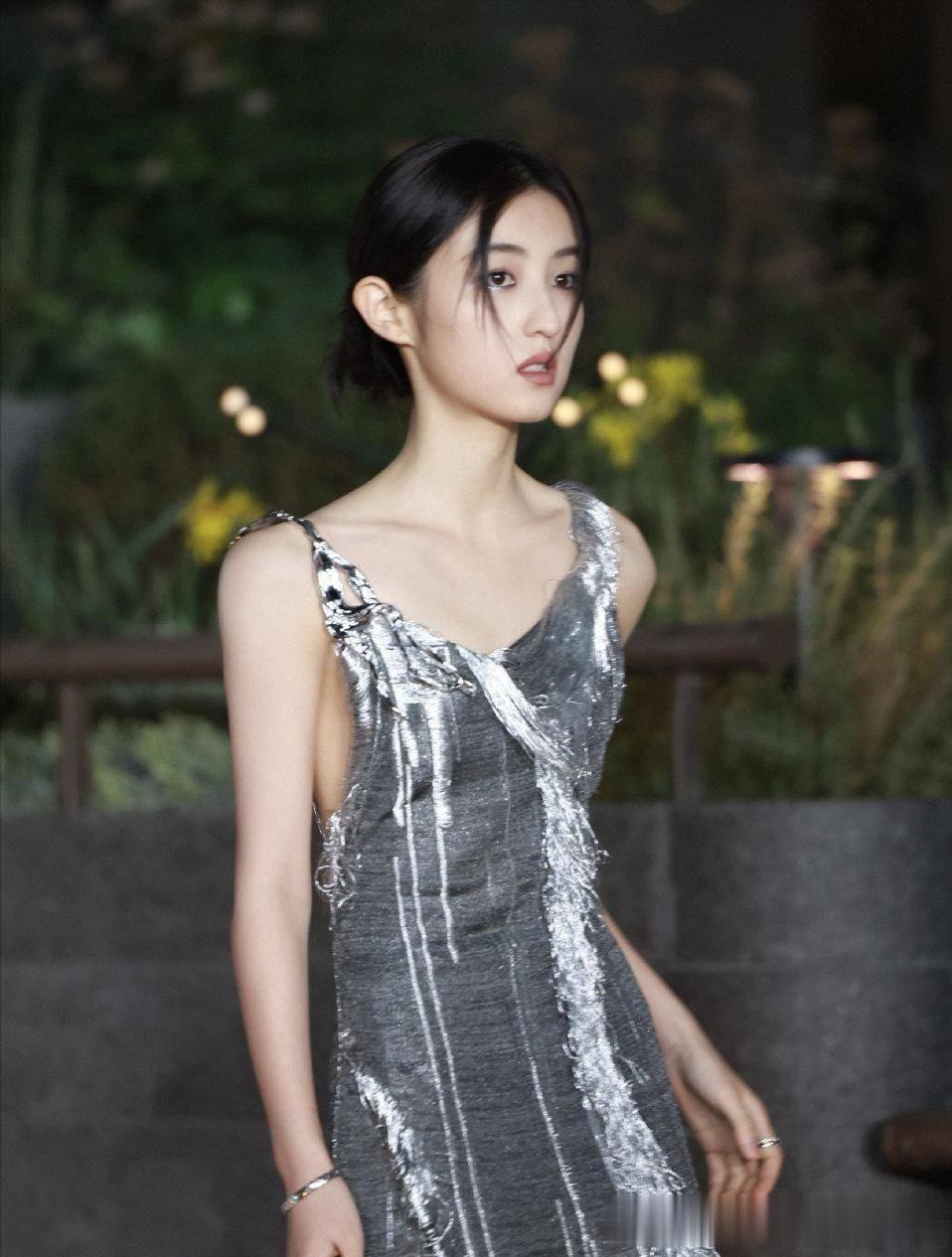 张子枫，笑容甜美气质慵懒迷人