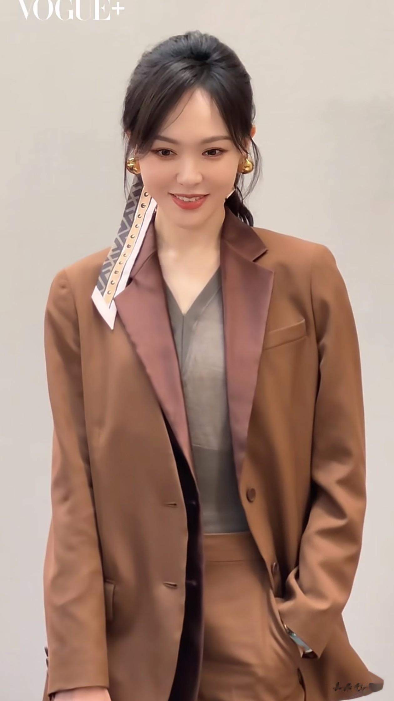 唐嫣活动穿搭：西装外套+喇叭裤，干练又时髦，状态好得不像41岁