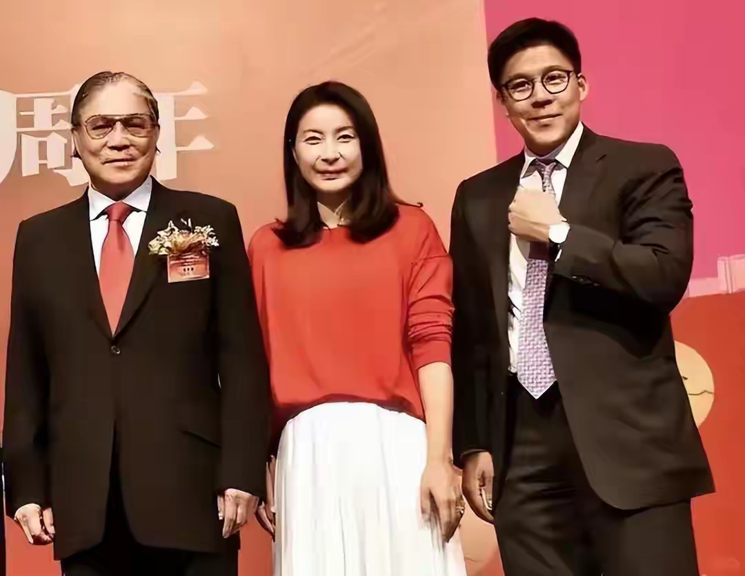 郭晶晶也没想到,79岁公公霍震霆再破天花板,让整个豪门圈沉默了