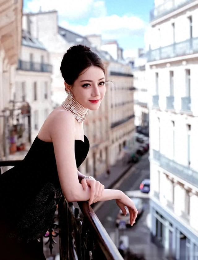热巴现身巴黎，身着黑丝绒长裙贵气十足，真360度全方位无死角美