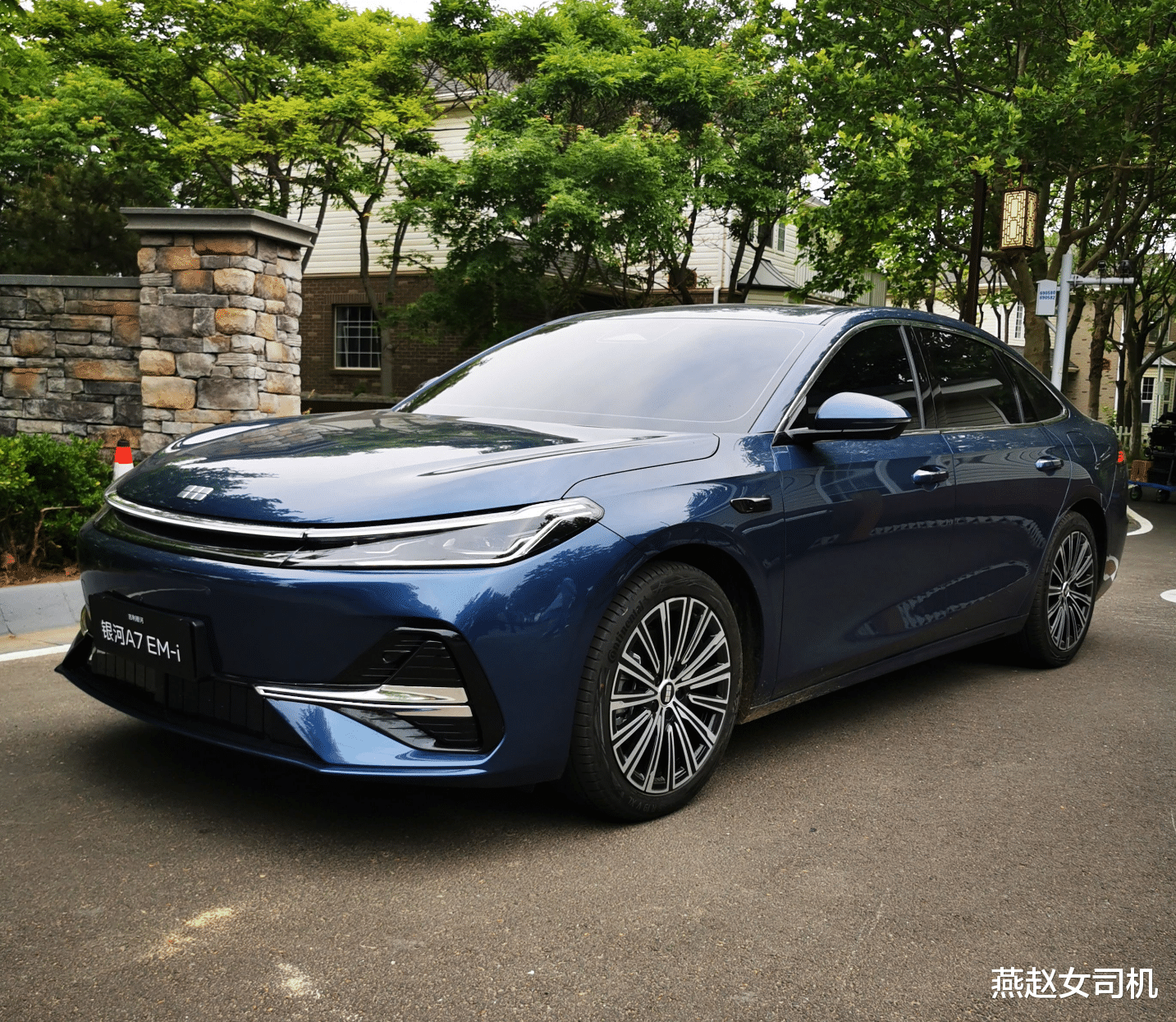 吉利银河A7实车现身，大过秦L+电子怀挡，油耗2L级/续航超2100km