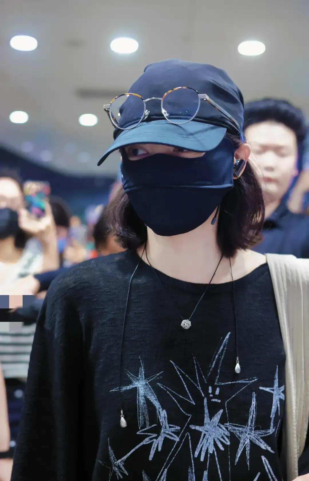 辛芷蕾机场路透,黑色印花上衣配破洞牛仔裤,又飒又酷