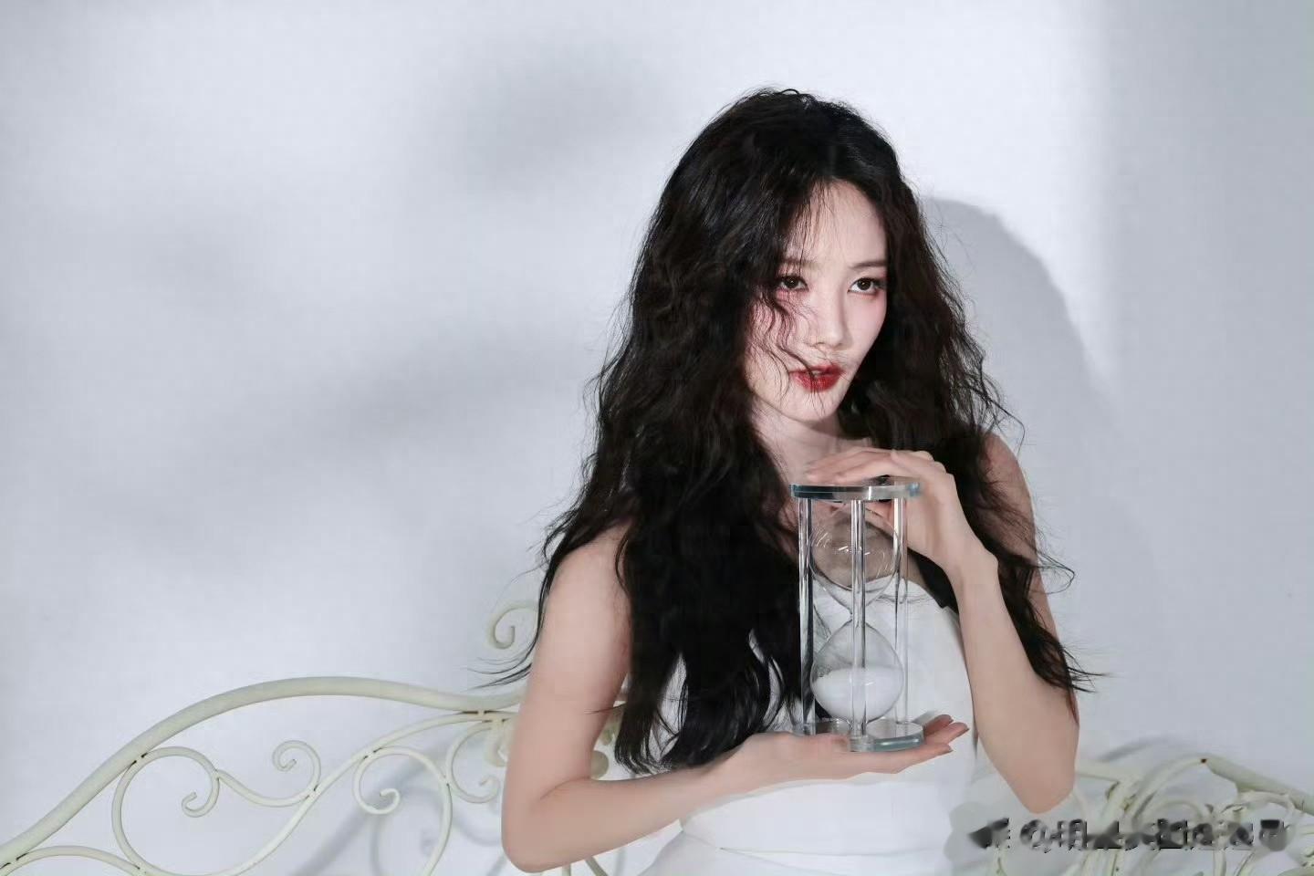 李一桐沙漏氛围感大片，冷艳又温柔好绝！