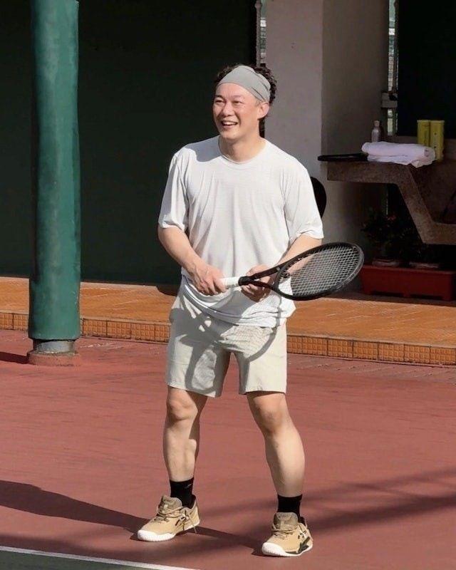 歌神陈奕迅顶超短发吃路边摊！21岁爱女正式出道当歌手